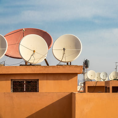 Instalación y ajuste de antenas TDT, parabólicas o sistemas de distribución interior, con señal estable y de calidad.