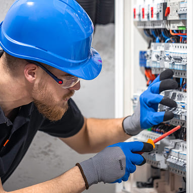 Reparaciones de averías, mejoras de sistemas existentes y actualización de cuadros eléctricos.