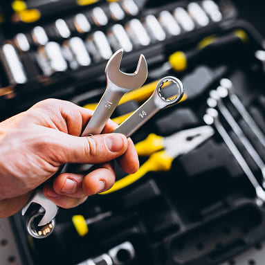 Ofrecemos un servicio integral de mantenimiento y reparaciones, pensado para proteger tus instalaciones y prolongar su vida útil.